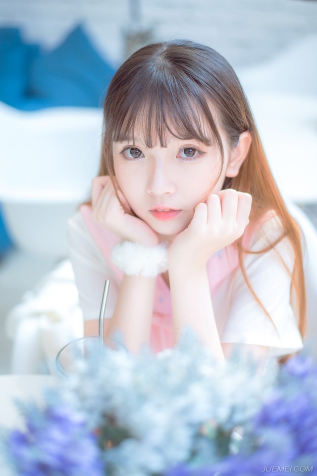 “这一仗，对周瑜来说很重要，若赢了，有了荆州这块地方，可以缓和江东内部的矛盾，但如果败了，江东内部矛盾日益激化，而他的存在，就成了这个矛盾的焦点，所以……”贾诩没有说完，而是微笑着看向吕布。